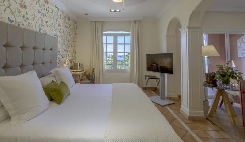 JUNIOR SUITE BEDROOM